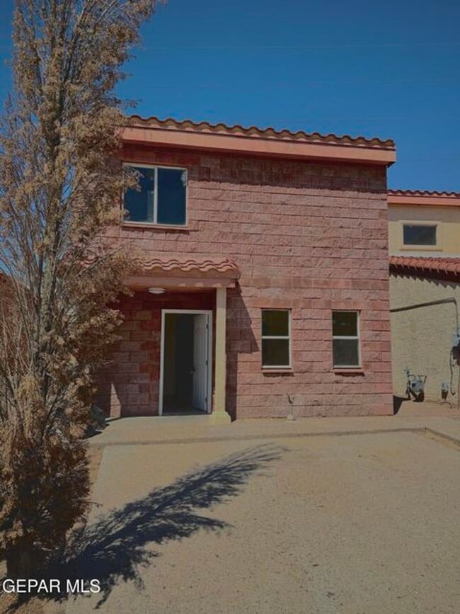 Building Photo - 4 bedroom 2.5 bath home in East El Paso!