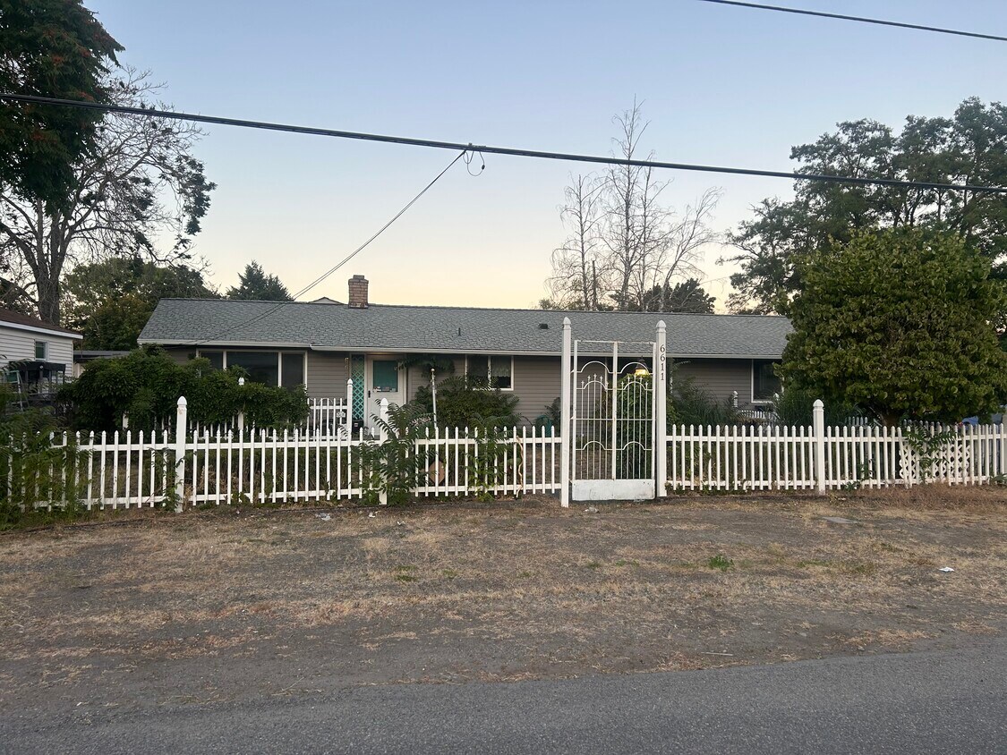 Foto principal - 6611 52nd Ave W