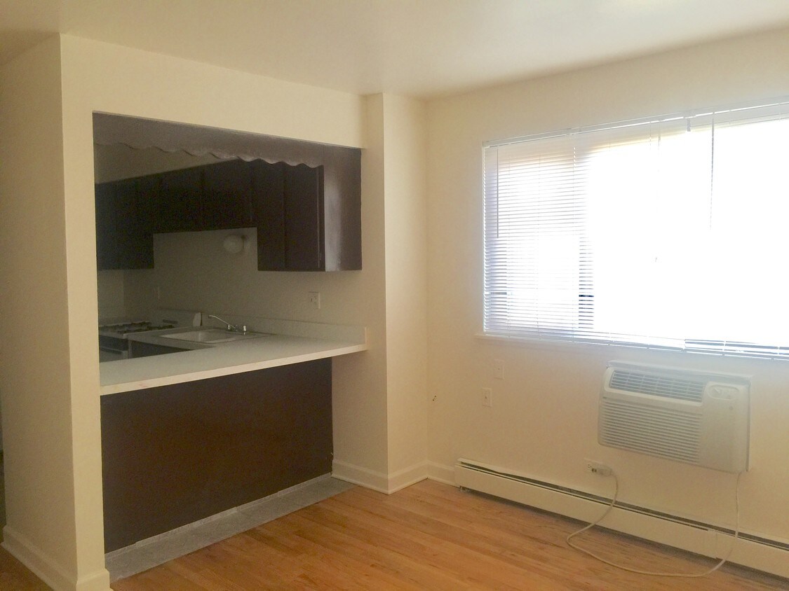 Primary Photo - 5700 N Kenmore Ave