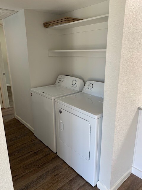 Building Photo - Stunning 2 bedroom 2 bathroom fully remodeled