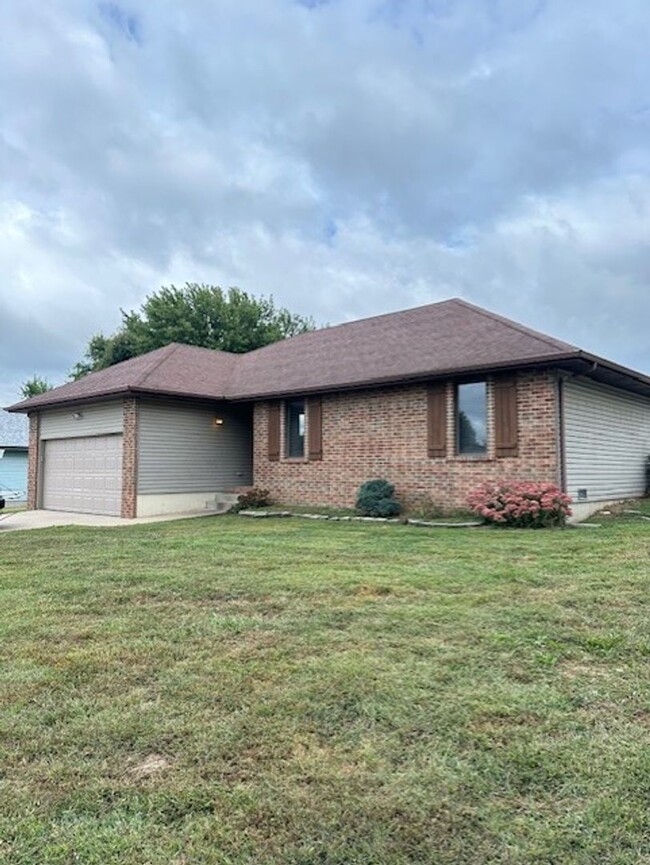 Building Photo - Adorable 3 Bedroom home on a big lot in NI...