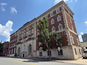 Building Photo - 315 N Spruce St