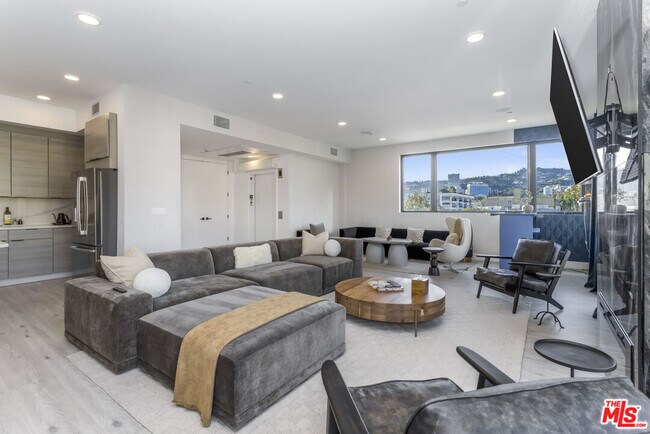 Building Photo - 137 N Doheny Dr