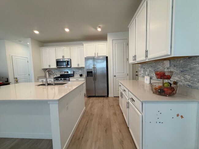 Foto del edificio - Modern Duplex Near Cherry Creek Trail with Quartz Kitchen, Loft & Low-Maintenance Living