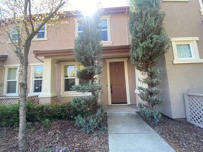 Foto del edificio - Spacious 2BD Condo with Loft & 2-Car Garage Near Intel and Willow Hill Park