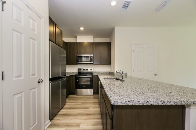 Foto del edificio - Spacious Townhome Now Available! 3 Bed/2.5 Bath, Lawncare Included, Garage, Near Treaty Part!
