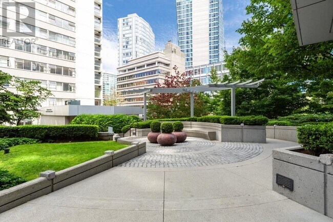Photo du bâtiment - 1420-1420 W Georgia St