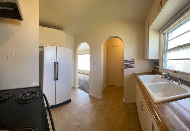 Building Photo - Duplex With Lots Of Room