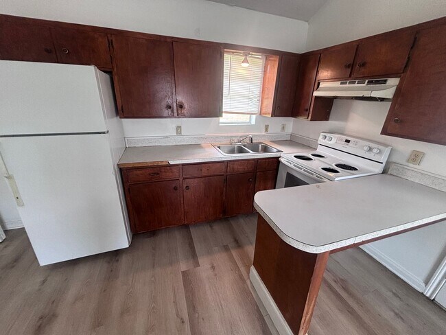 Building Photo - 2 Bedroom, 1 Bathroom Apartment is NOW Ava...