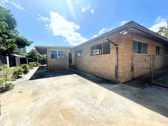 Building Photo - Spacious 3 Bedroom, 2 Bathroom Single Fami...