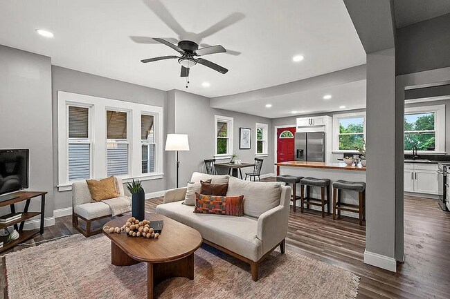 Foto del edificio - Gorgeous 4 or 5 bed 3.5 Bath in Madisonville!!