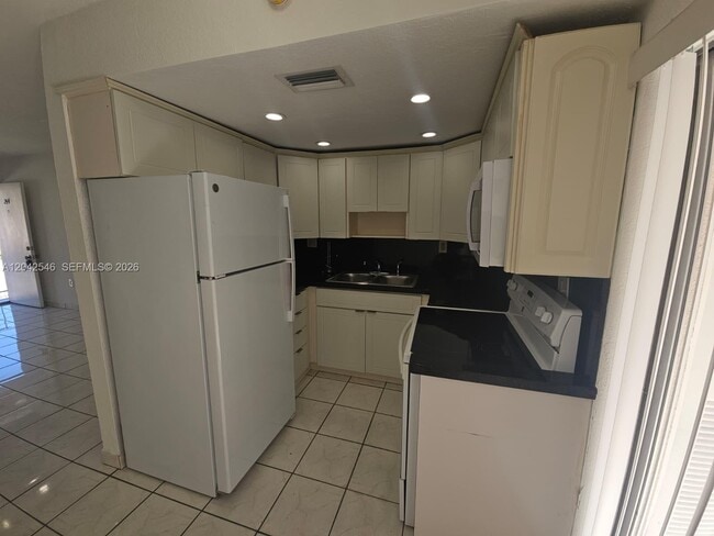 Building Photo - 1560 W 46th St