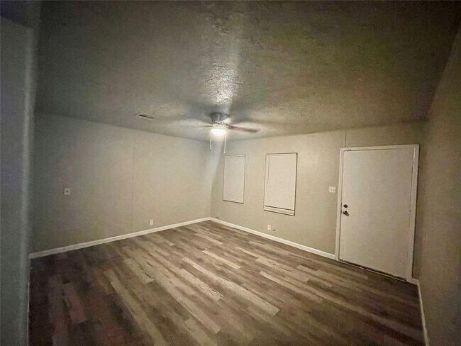 Foto del edificio - 7930 Crestview Dr