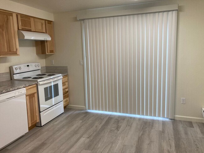 Building Photo - 1527 Santiam Hwy SE