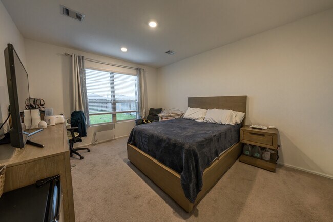 Building Photo - 9335 Pavonia Fawn Dr