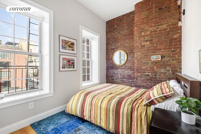 Foto del edificio - 558 Driggs Ave