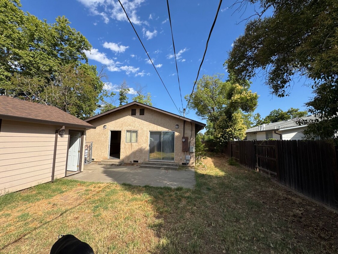 Building Photo - NICE TWO BEDROOM NEAR ROSEVILLE HIGH SCHOOL!!