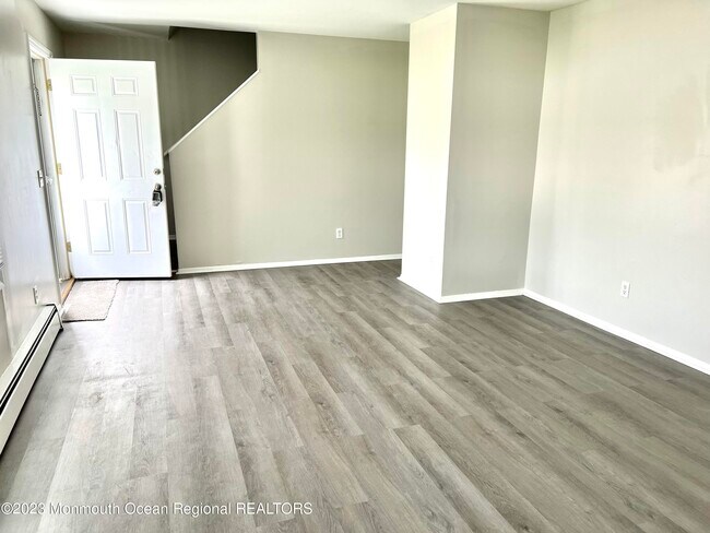 Building Photo - 512 Roosevelt Ave