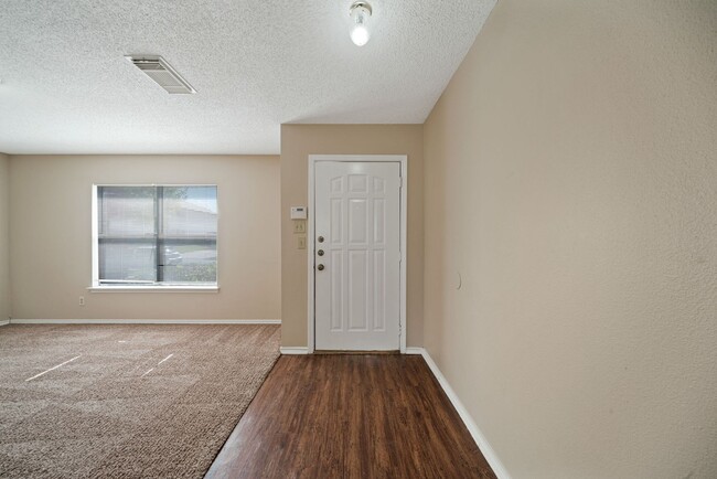 Building Photo - 3 Bedroom/2.5 Bathroom located in Meadow B...