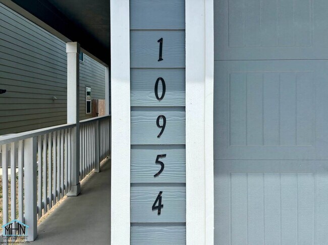 Building Photo - Incredible 3 bed/2.5 bath newer built home...