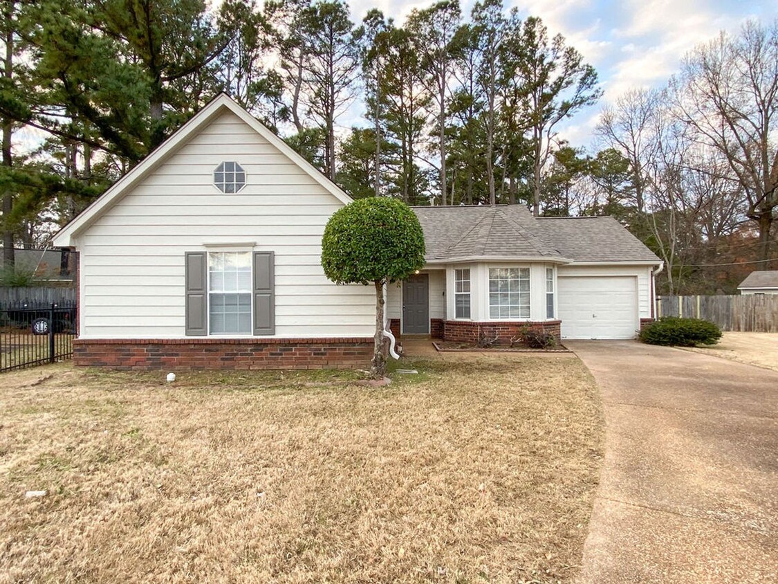 Foto principal - Recently renovated 3 bed and 2 bath home n...