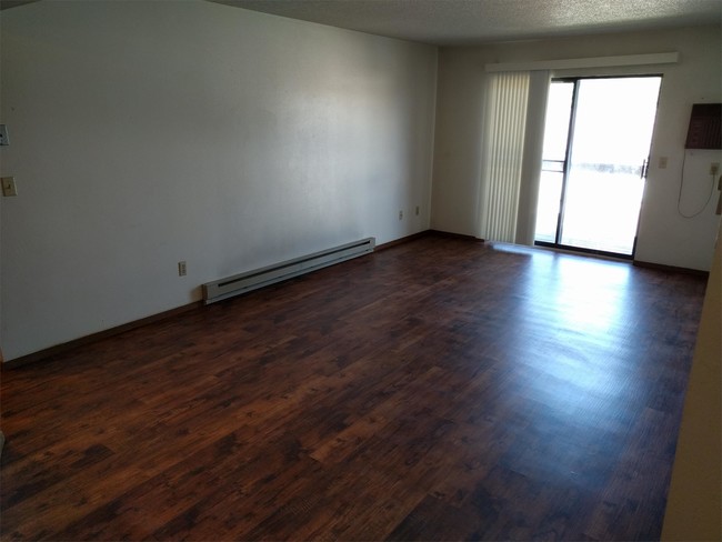 Building Photo - 402 Village Dr