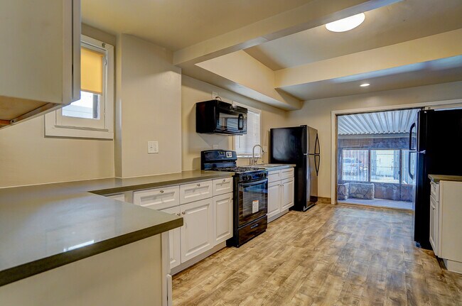 Foto del edificio - 1196 W 36th St