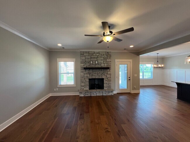 Building Photo - Spacious 4 Bedroom 3.5 Bath + Media Room a...