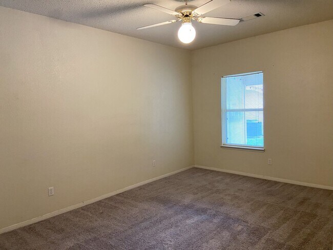 Foto del edificio - One-Bedroom with Garage