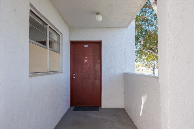 Foto del edificio - 8205 NW 61st St