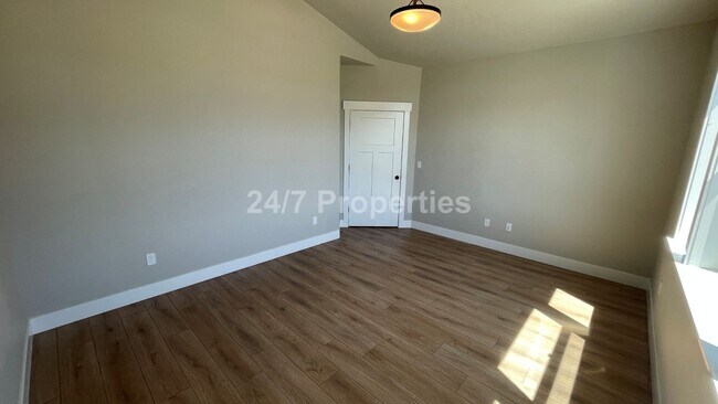 Foto del edificio - Modern 3 BD | 2 BA Home w/ Bonus Room - Es...