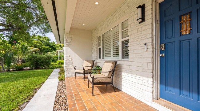 Building Photo - 611 N Palmway