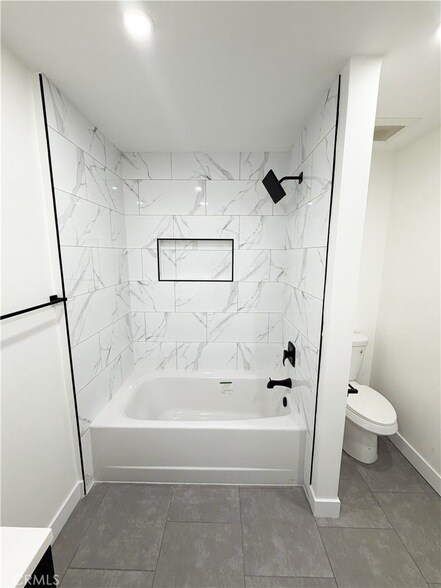 Foto del edificio - 17000 Burbank Blvd