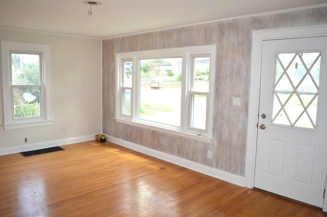 Building Photo - 1612 Packers Ave
