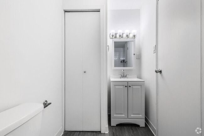 1BR, 1BA - 775SF - Bathroom - 1350 Fifteenth Street