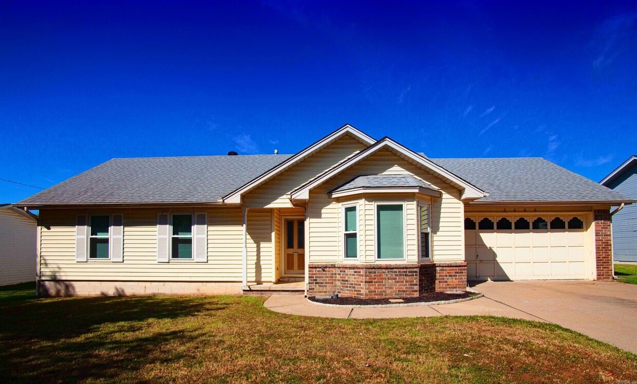 Primary Photo - 2000 Lessel Dr