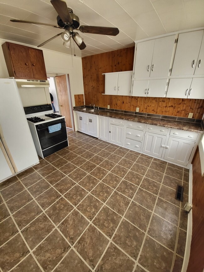 Building Photo - 211 S Marr St