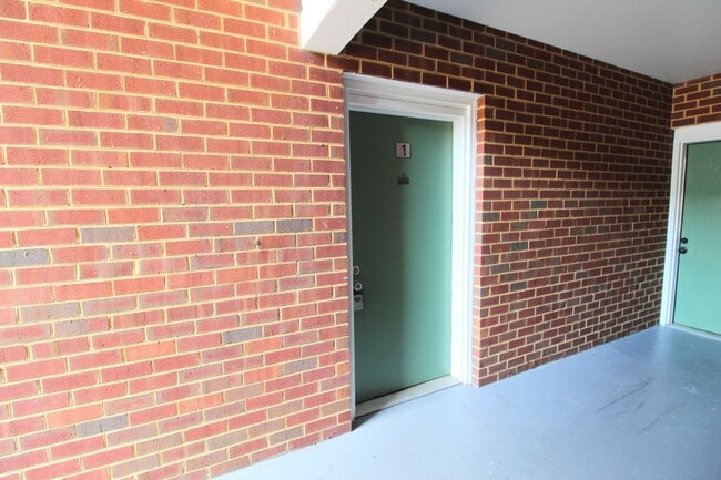 Building Photo - 1018-1 Blue Ridge Dr