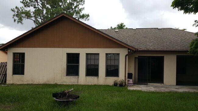 Building Photo - 1561 SE Sutton St