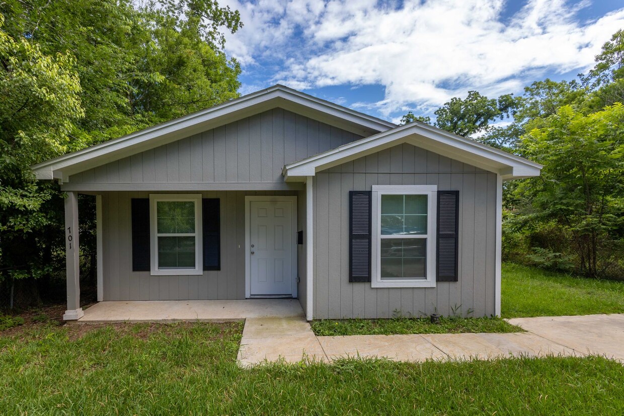 Foto principal - 3 Bed / 1 bath home in Beaumont! Move in r...