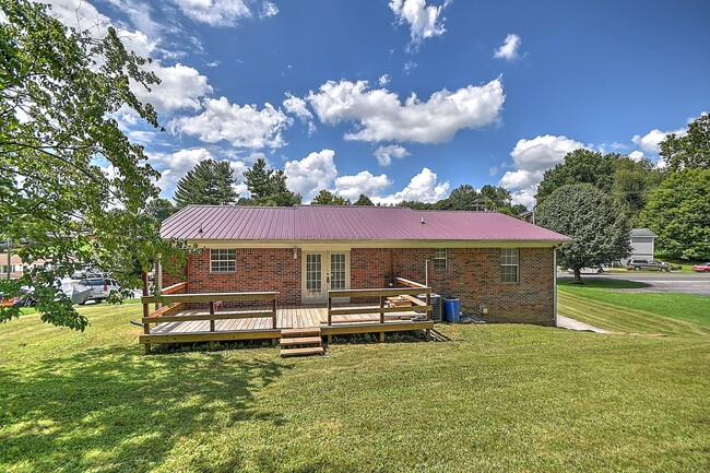 Building Photo - 185 Woodland Cir