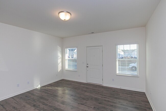 Foto del edificio - BEAUTIFUL 2 Bedroom Townhome in MIDLAND AVAILABLE JUNE 2026
