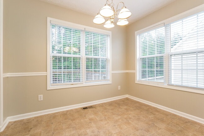 Foto del edificio - 335 Shadowbrooke Cir SW