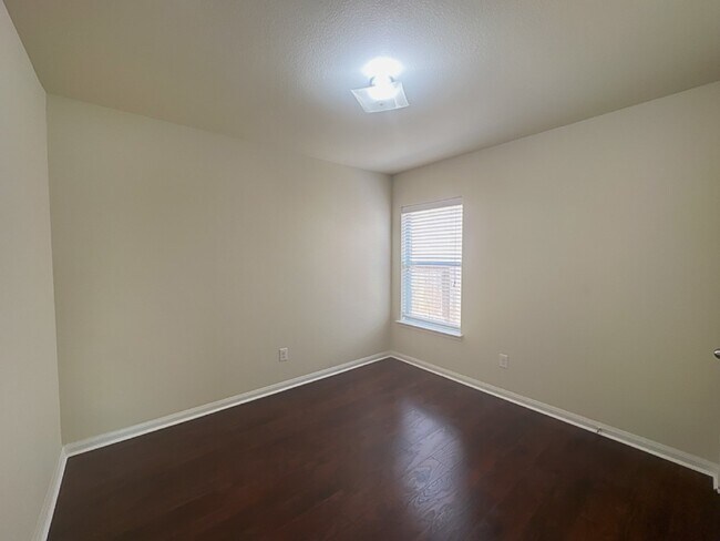 Building Photo - **CUTE 3 Bedroom Home, Move-in Ready**