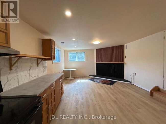 Building Photo - 21 Squires Ave