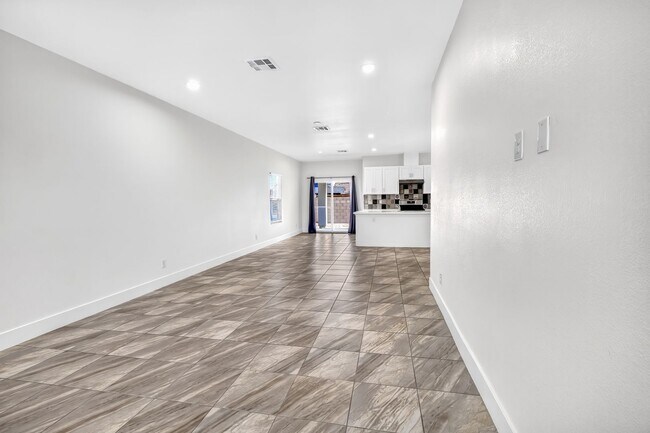 Building Photo - *NO HOA* NO CARPET* MOVE-IN READY 3-BEDROOM SINGLE STORY HOME!