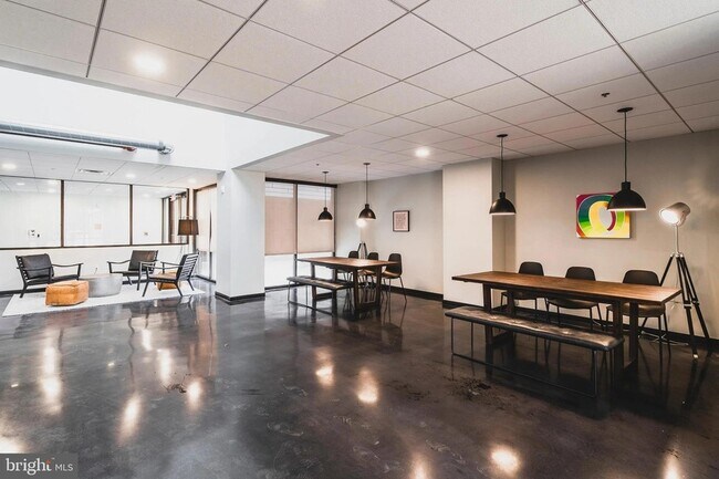 Foto del edificio - 1600 W Girard Ave