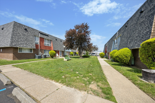 Building Photo - 1760 Tomlinson Rd