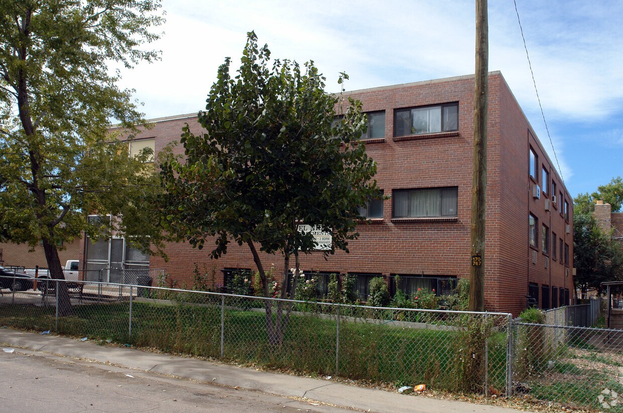Foto del edificio - R-4 Zoned Apartment Bldg