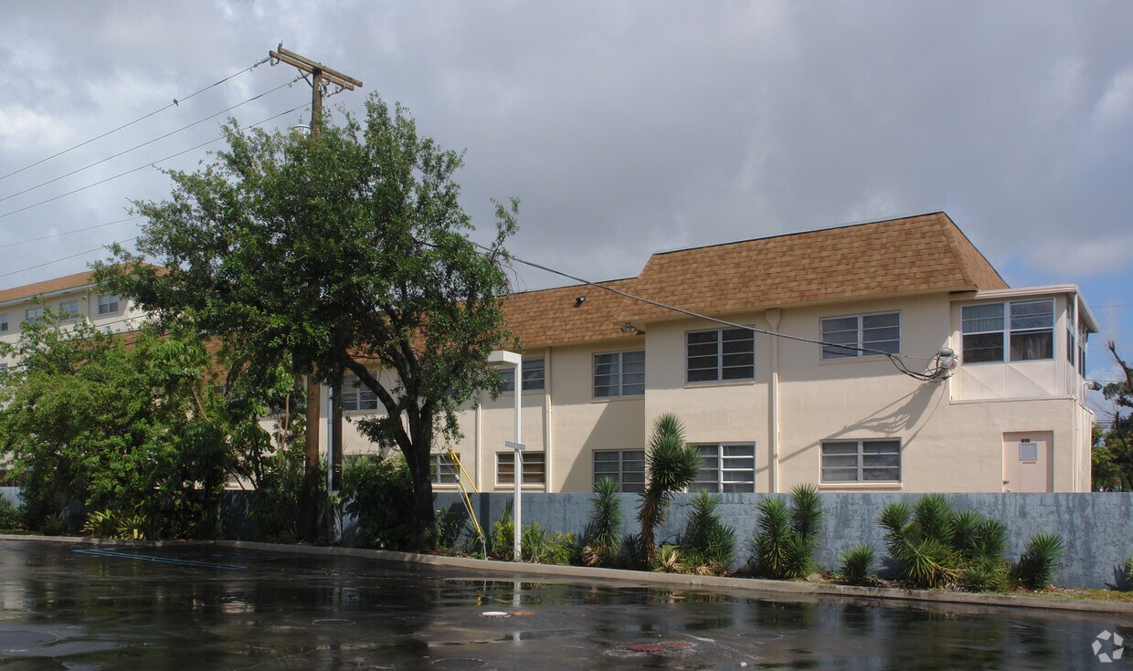 Foto del edificio - 1440 NE 50th Ct